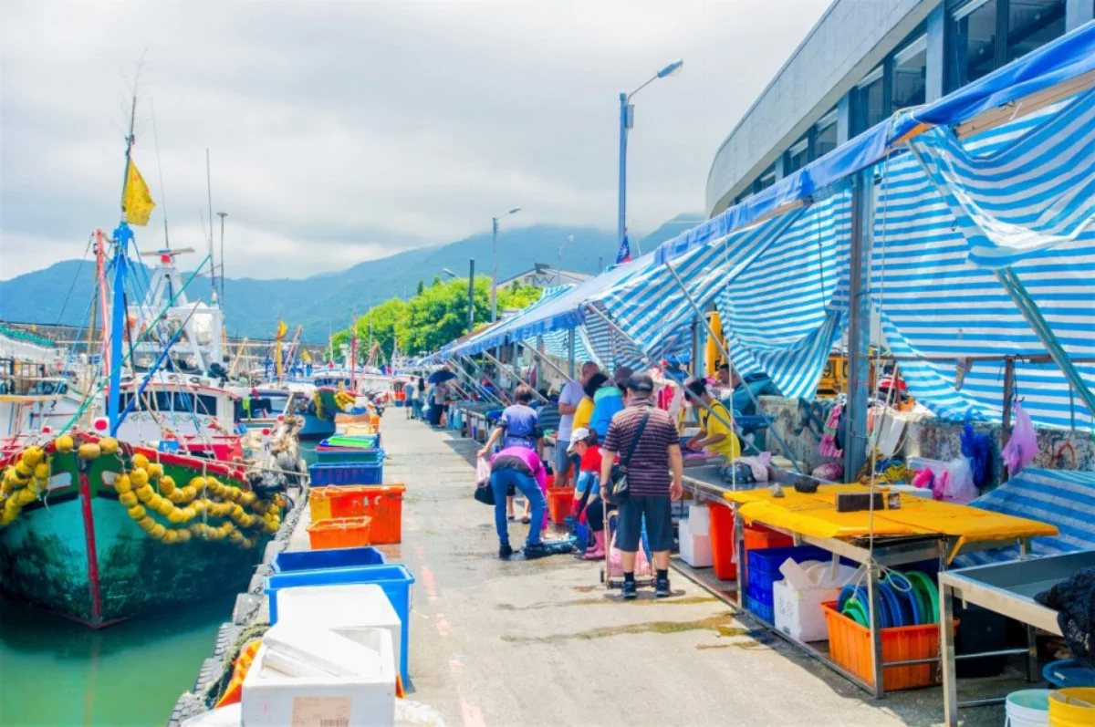 Catch of the Day: Dive into the High-Energy Seafood Craze at Daxi Fishing Port